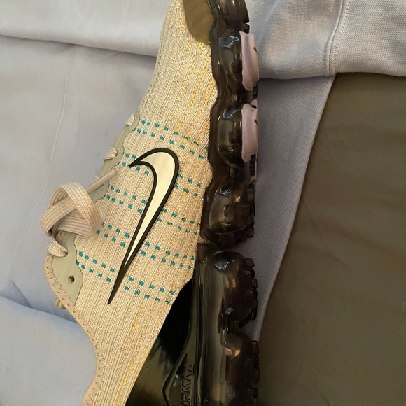 Air Vapormax Flynit 3 (GS) 6.5 Y = 8 in Women’s (HOODIE NO LONGER INCLUDED) - Picture 3 of 7